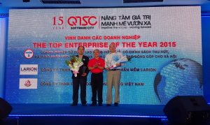 BTM Global founder and CTO Andy Huynh accepts the award from Quang Trung Software City.